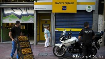 На тлі закриття банків поліція посилила патрулювання на вулицях Афін
