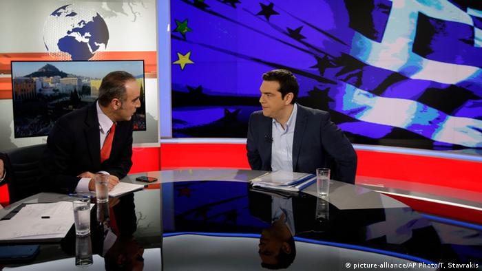 Griechenland Athen Tsipras im TV Studio Interview