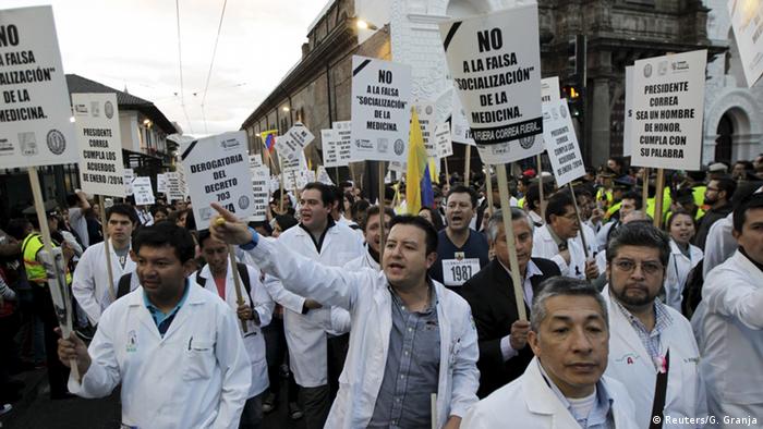 Protesta e mjekëve, në Quito demonstrojnë kritikët e presidentit Correa.
