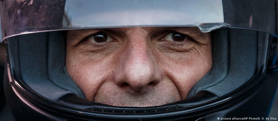 Varoufakis chega de moto para reunião do governo em Atenas: estilo despojado é uma de suas marcas