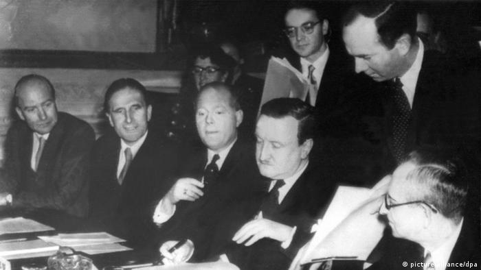 Delegația germană, condusă de Hermann Josef Abs, semnează la Londra la 27 februarie 1953, un acord de reeșalonare a datoriilor Germaniei