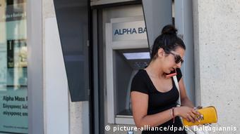 Customer at Greek cash machine
(Photo: Socrates Baltagiannis/dpa)