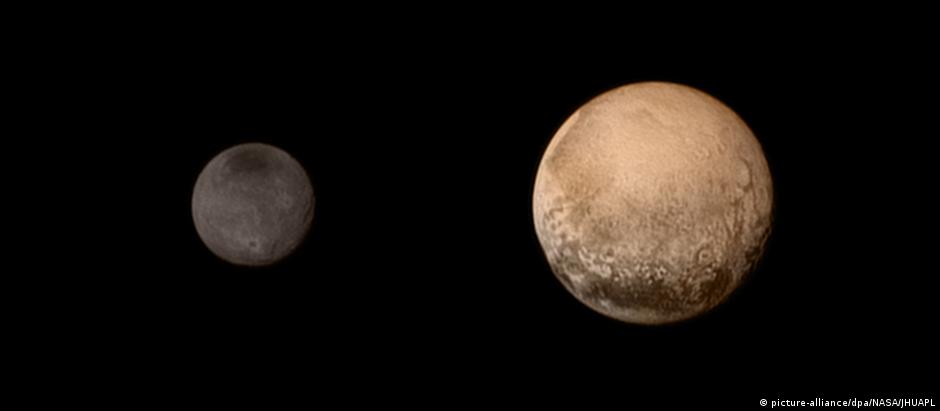Plutão e sua maior lua, Caronte, em imagem enviada pela sonda New Horizons