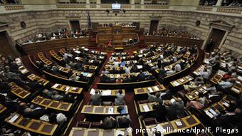 Τα χρονικά περιθώρια είναι για άλλη μια φορά ασφυκτικά για την ελληνική βουλή
