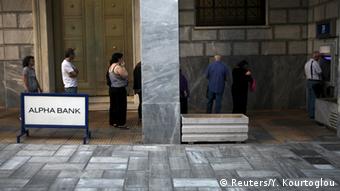 Το κλείσιμο των τραπεζών και η επιβολή ελέγχων στην κίνηση κεφαλαίων επιδείνωσε δραστικά την ήδη δυσχερή κατάσταση στην Ελλάδα