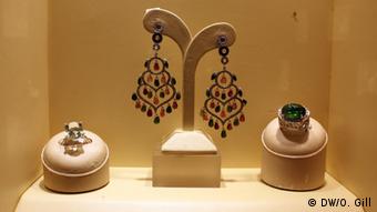 items in jewelry shop

Copyright: Omaira Gill