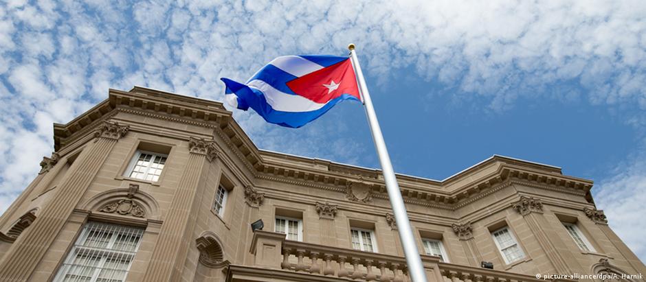 Bandeira cubana em frente à nova embaixada do país em Washington