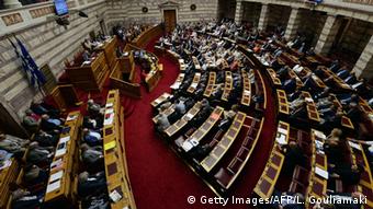 Οι μεταρρυθμίσεις πέρασαν από τη Βουλή, αλλά η έναρξη των διαπραγματεύσεων καθυστερεί