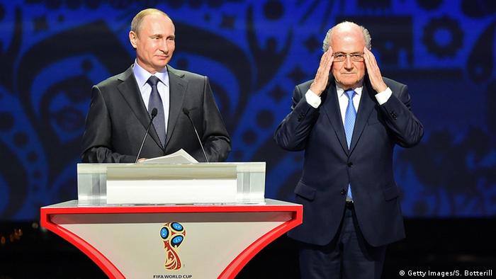سپ بلاتر (راست) در کنار ولادیمیر پوتین، رئیس‌جمهور روسیه