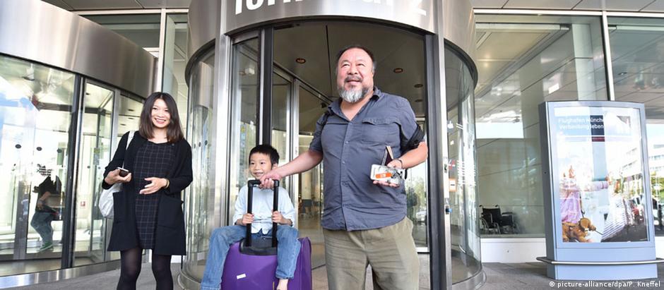Artista e ativista chinês Ai Weiwei é recebido por esposa e filho no aeroporto de Munique