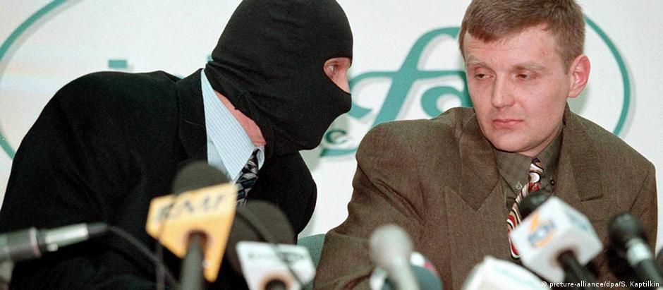 Alexander Litvinenko (dir.), em foto data de 1998, quando ainda trabalhava para o serviço secreto russo