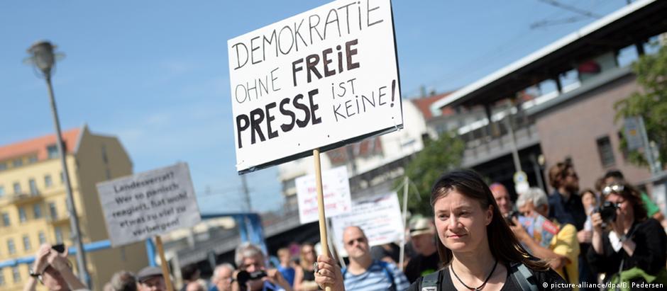 Manifestante exibe cartaz com a expressão "não há democracia sem liberdade de imprensa"