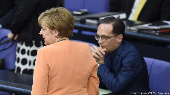 Deutschland Merkel und Maas im Bundestag
