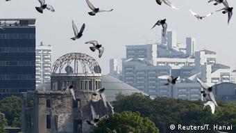 Περιστέρια ειρήνης πάνω από το Μνημείο στη Χιροσίμα