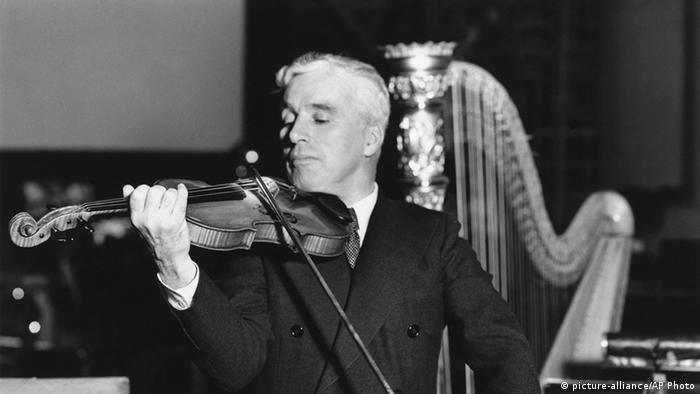 Charlie Chaplin spielt Geige