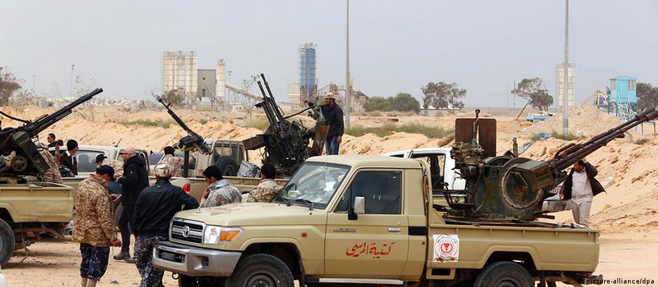 Combatentes de uma milícia na Líbia