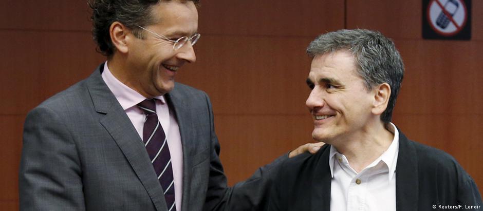 Jeroen Dijsselbloem, chefe do Eurogrupo (esq.), e Euclid Tsakalotos, ministro das Finanças grego