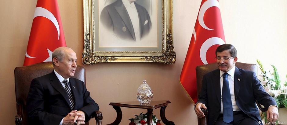 Devlet Bahceli (à esquerda) e Ahmet Davutoglu (à direita) se reuniram por mais de duas horas