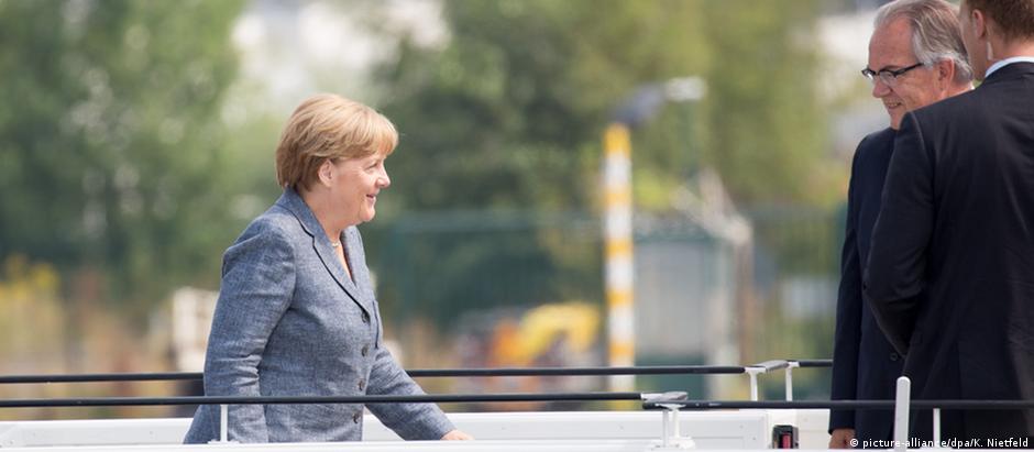 Chanceler federal alemã, Angela Merkel, enquanto embarcava em Berlim rumo ao Brasil