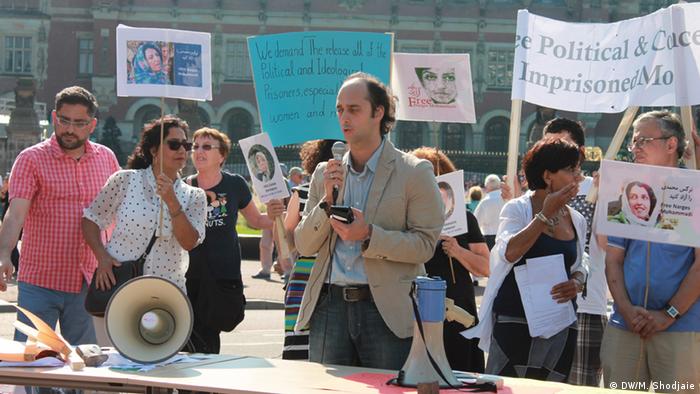 این تجمع مقابل قصر صلح و دادگاه لاهه با حضور فعالان ایرانی و غیرایرانی برگزار شد
