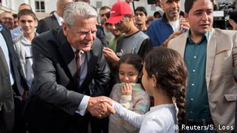Deutschland Gauck besucht Flüchtlingsunterkunft in Berlin Wilmersdorf