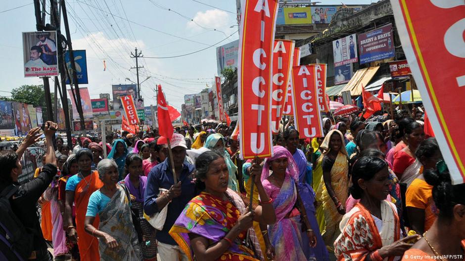 Indian trade union activists shout slogans against the central government during a protest rally in Ranchi on September 2, 2015 [Photo: STR/AFP/Getty Images)