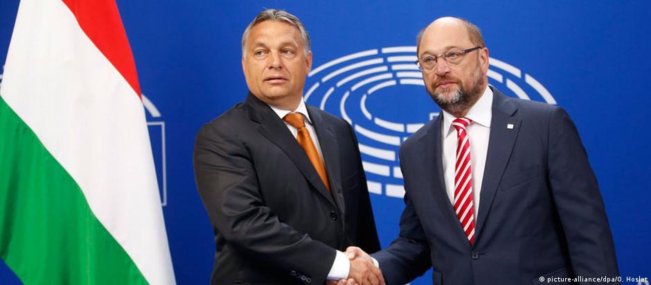 O primeiro-ministrro húngaro, Viktor Orban (esq), e o presidente do Parlamento Europeu, Martin Schulz