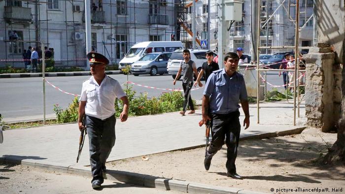 Полиция блокирует центральные улицы Душанбе после боя.