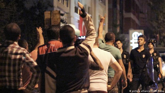 Turkey nationalist demonstrators storm HDP building in Ankara