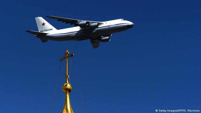 Ан-124 в небе над Кремлем (фото из архива)