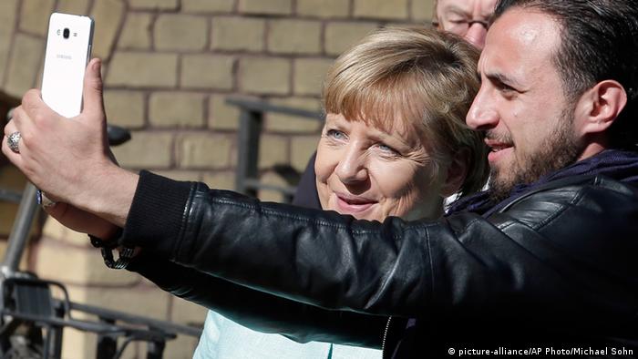 Angela Merkel in Berlin Besuch Flüchtlingsunterkunft Registrierungszentrum Selfie mit Flüchtlingen Deutschland