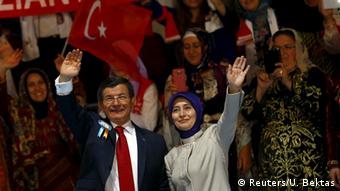 Ο Νταβούτογλου χαιρετίζει μαζί με τη γυναίκα του την εκλογή του στην κορυφή του ΑΚΡ
