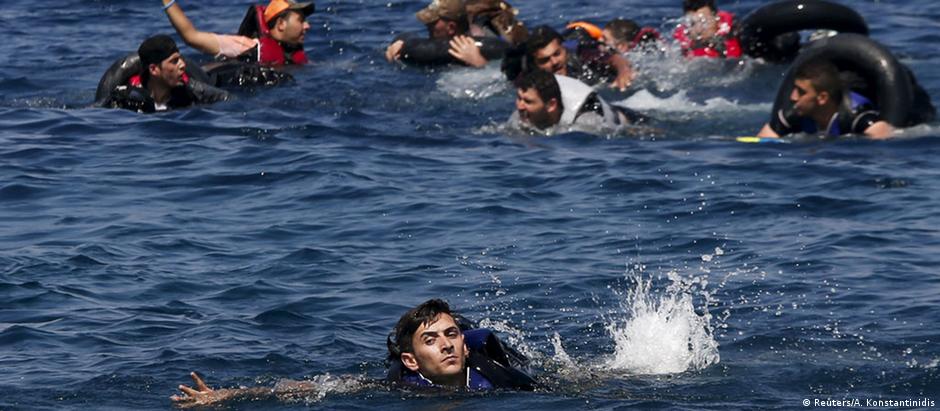Refugiados nadam em direção à ilha de Lesbos depois de naufrágio de barco