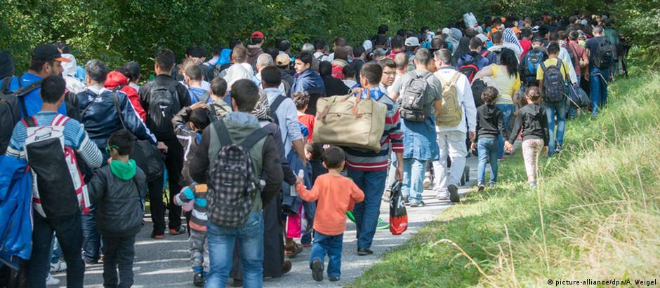 Refugiados na fronteira entre Áustria e Alemanha: redistribuição de recém-chegados divide membros da UE
