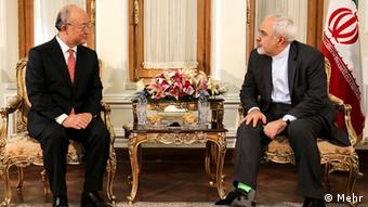 یوکیا آمانو (چپ) در تهران با محمد جواد ظریف، وزیر خارجه ایران نیز دیدار کرد