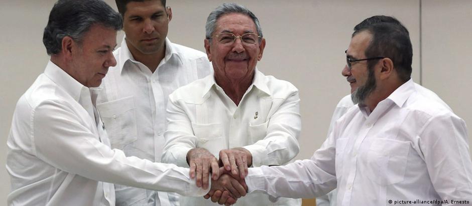 Raúl Castro (c.), presidente colombiano, Juan Manuel Santos (esq.), e líder guerrilheiro Rodrigo Londoño