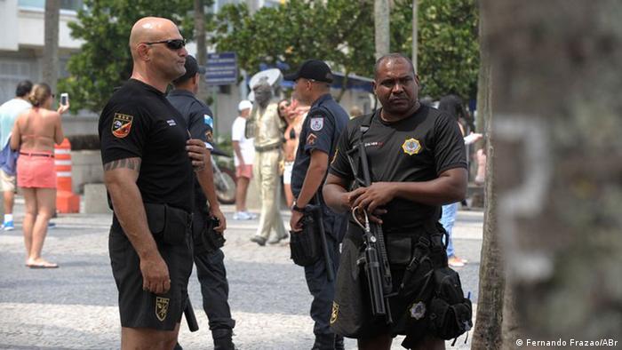 Policiais patrulham praia na Zona Sul carioca: para Kilcullen, Rio é cidade mais complexa do que Londres 