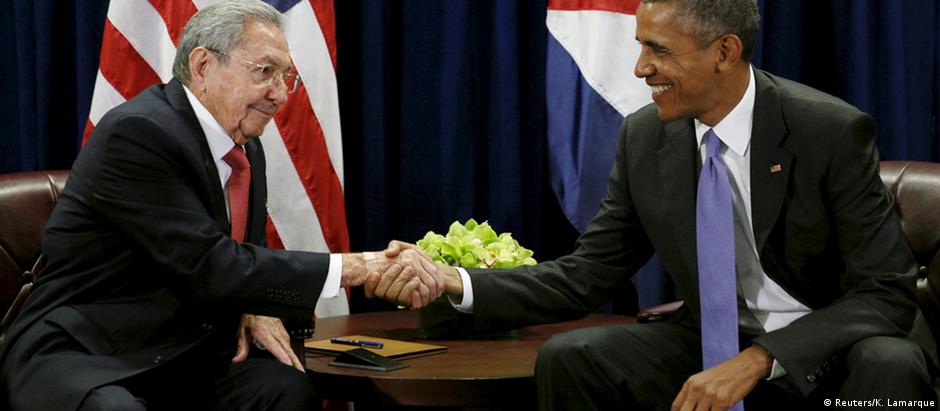 Raúl Castro (esq.) e Barack Obama na ONU: aperto de mão histórico