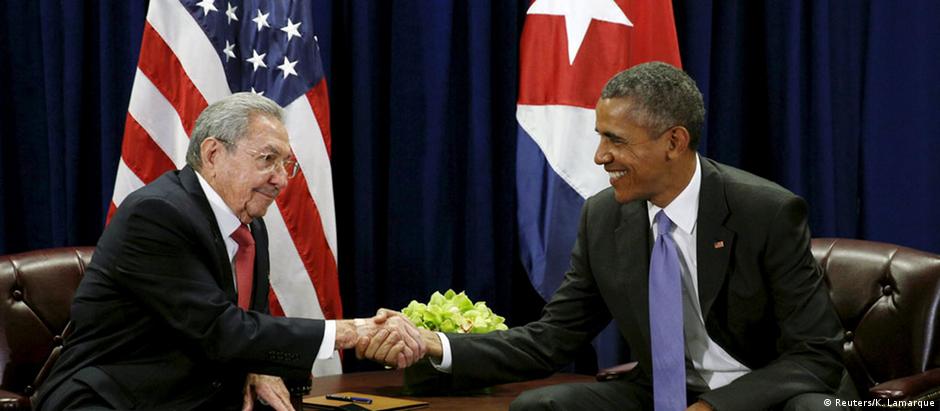 Castro (esq.) e Obama: troca de bandeiras simbólica