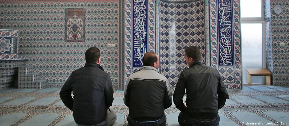 Três refugiados sírios numa mesquita em Colônia, na Alemanha