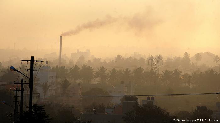 Indien Umweltverschmutzung Fabrikschlot in Bangalore