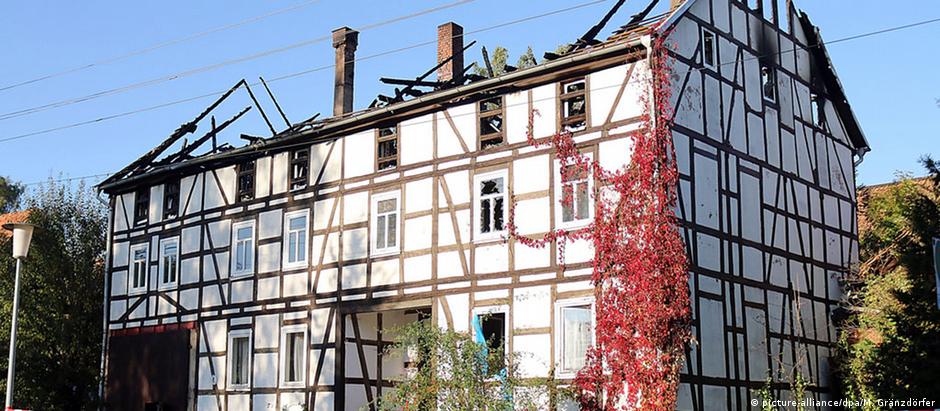 Casa que abrigaria refugiados foi incendiada em Bischhagen, na Turíngia, no início de outubro