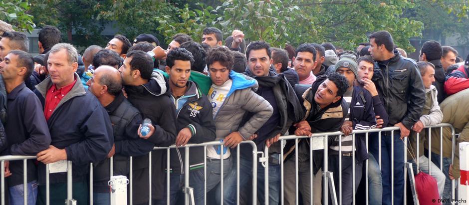 Refugiados aguardam para fazer registro em Berlim