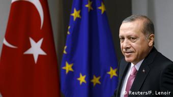 Είναι αδιανόητο ο Τούρκος πρόεδρος να ενέκρινε το συγκεκριμένο σχέδιο δράσης χωρίς ευρωπαϊκές παραχωρήσεις σε άλλα ζητήματα, σχολιάζει το Spiegel-Online
