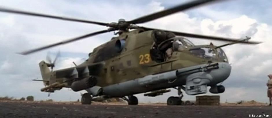 Helicóptero em base russa perto da cidade síria de Latakia: intervenção russa entrou em nova fase