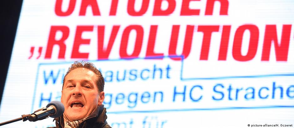 Líder do FPÖ, Heinz-Christian Strache se aproveita de medos do eleitorado