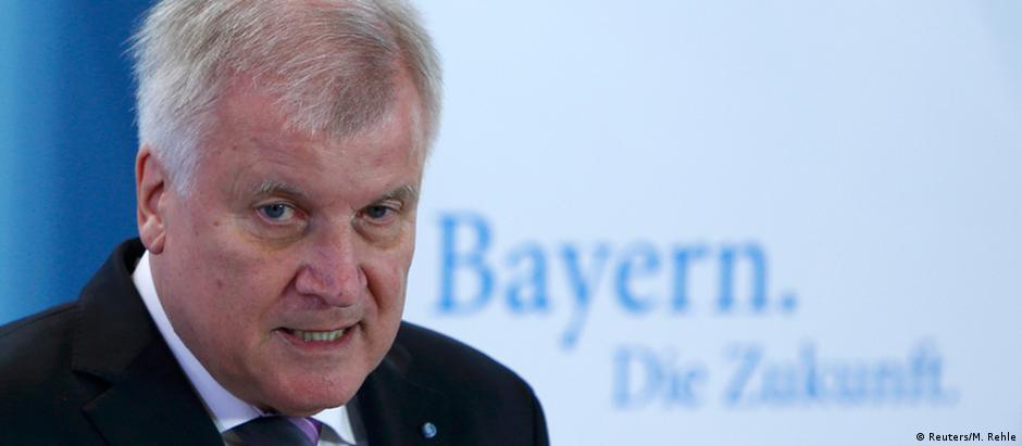 Governador da Baviera, Horst Seehofer, afirma que migração deve ser controlada e limitada