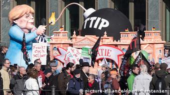 «STOP TTIP», το σύνθημα των διαδηλωτών κατά της Συμφωνίας Ελεύθερου Εμπορίου 