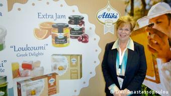 Η κυρία Αλεξάνδρα Πίττα - Χαζάπη από το μέλι Αττική ποζάρει μπροστά από το νέο προϊόν της εταιρείες, τις μαρμελάδες