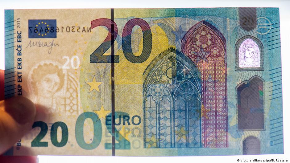 Банкноту украшают изображения архитектурных элементов, характерных для европейской готики